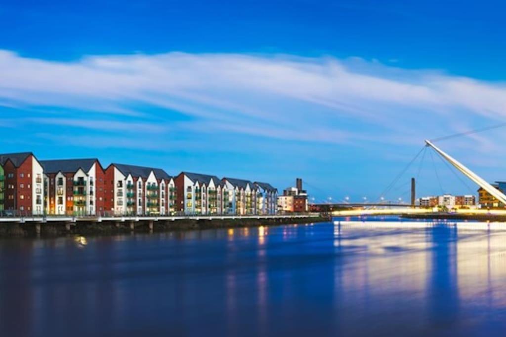 Luxury Riverfront Apartment Newport  Exterior photo