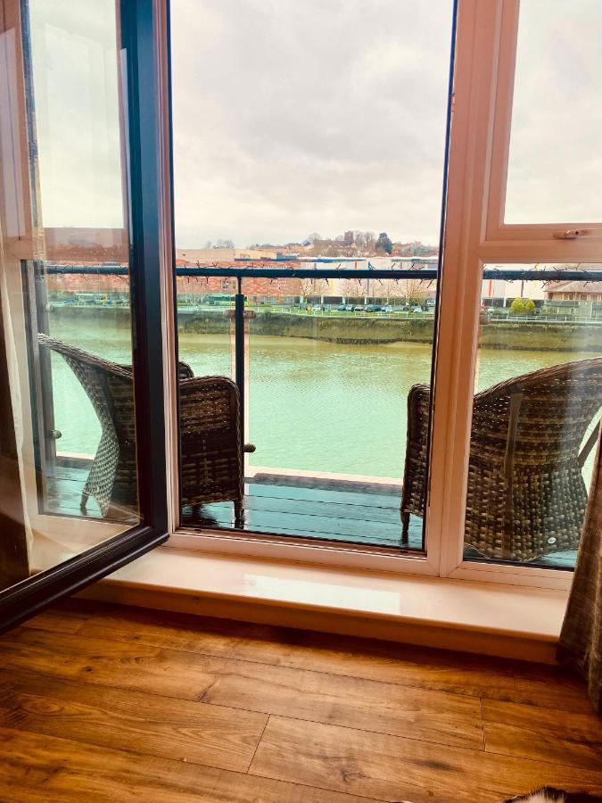 Luxury Riverfront Apartment Newport  Exterior photo